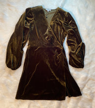 Load image into Gallery viewer, Gianni Bini Leighton Velvet Wrap Dress In Hunter Green
